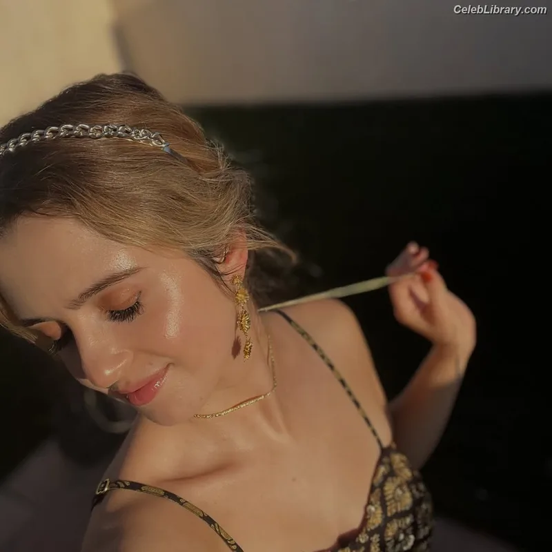 Laura Marano photo 5 of 331