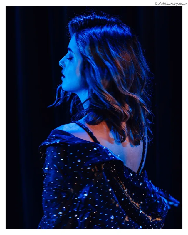Laura Marano photo 8 of 331