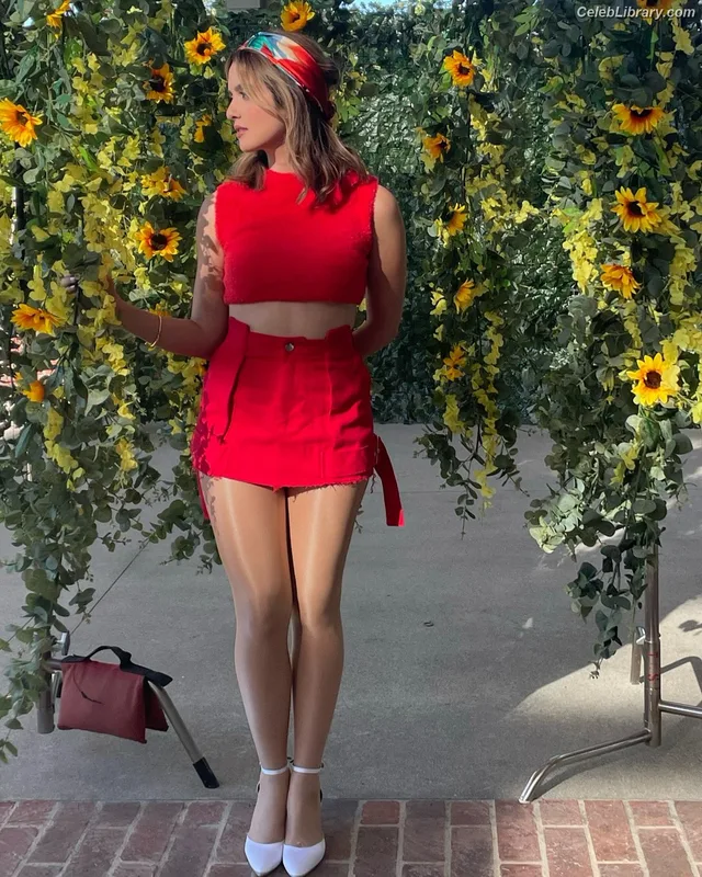 Laura Marano photo 12 of 331