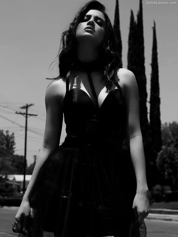 Laura Marano photo 18 of 331