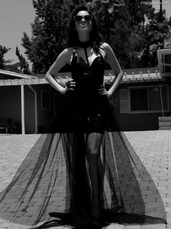 Laura Marano photo 19 of 331