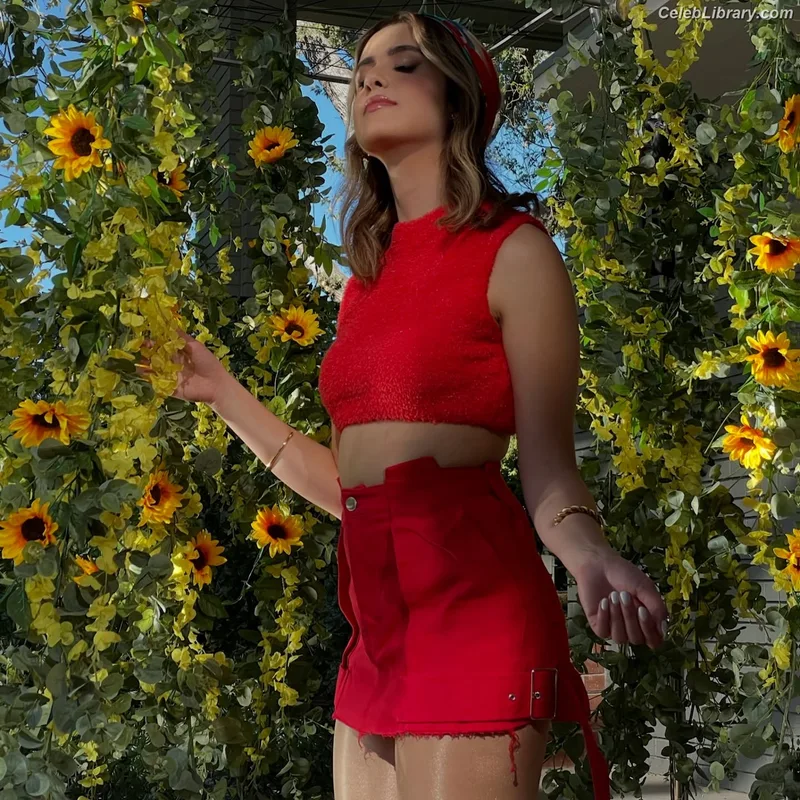 Laura Marano photo 21 of 331