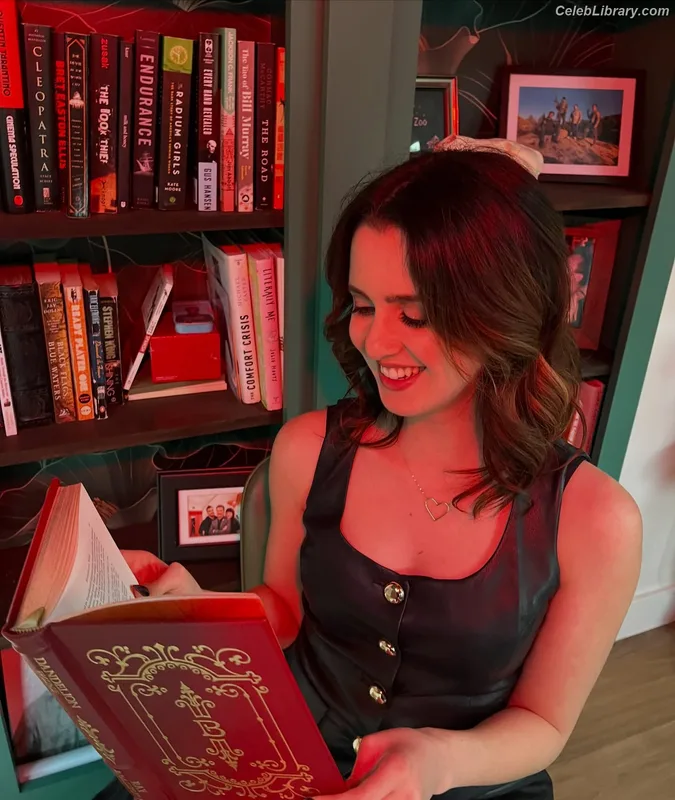 Laura Marano photo 4 of 331
