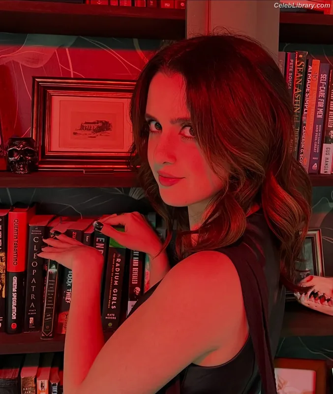 Laura Marano photo 5 of 331