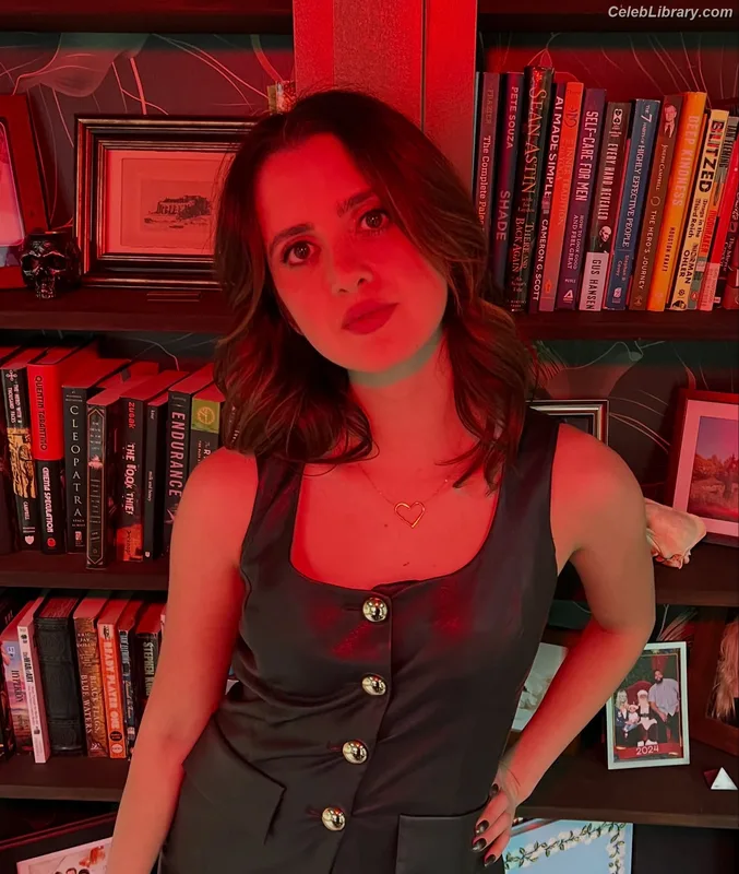 Laura Marano photo 6 of 331