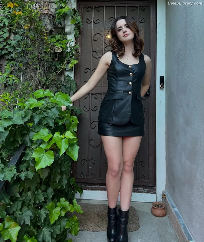 Laura Marano photo 7 of 331