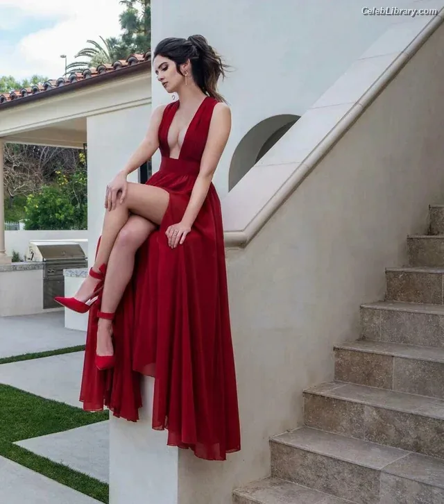 Laura Marano photo 23 of 331