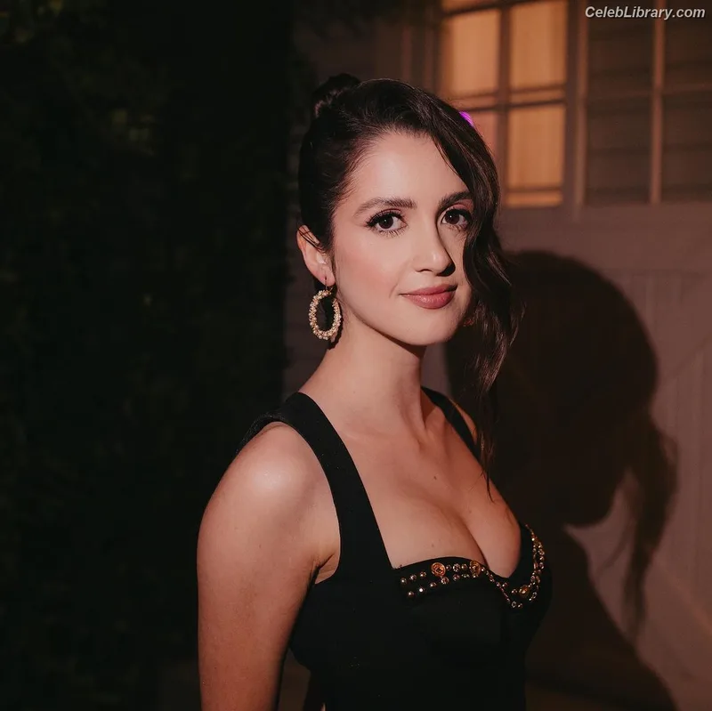 Laura Marano photo 9 of 331
