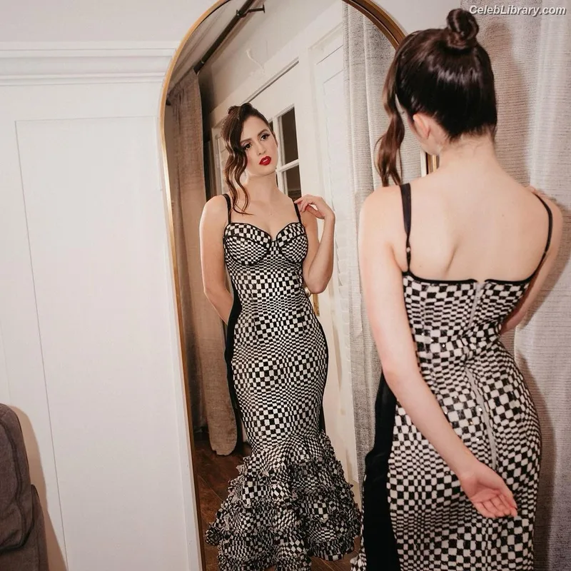 Laura Marano photo 12 of 331