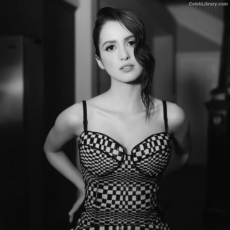 Laura Marano photo 13 of 331