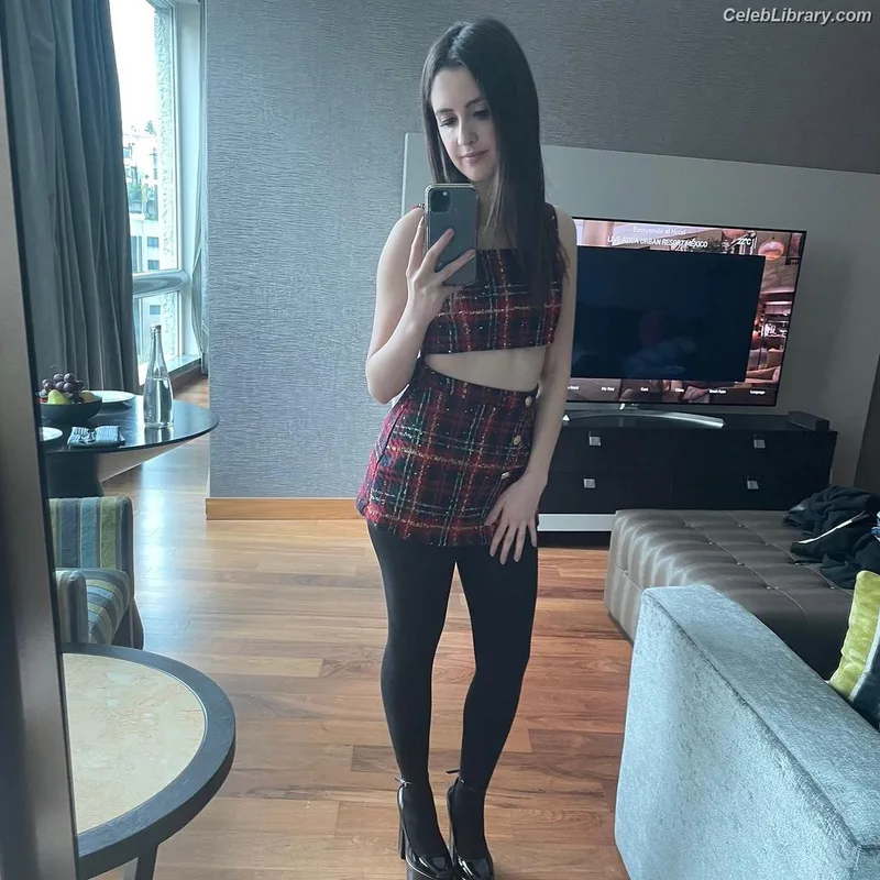 Laura Marano photo 19 of 331