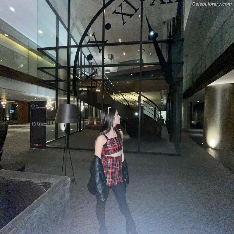 Laura Marano photo 20 of 331