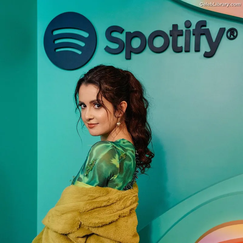 Laura Marano photo 23 of 331
