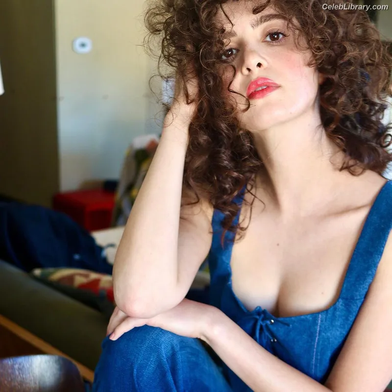Laura Marano photo 2 of 331