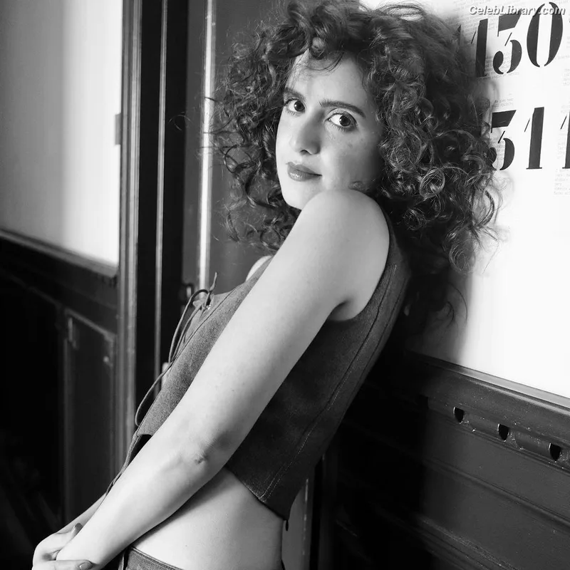 Laura Marano photo 4 of 331