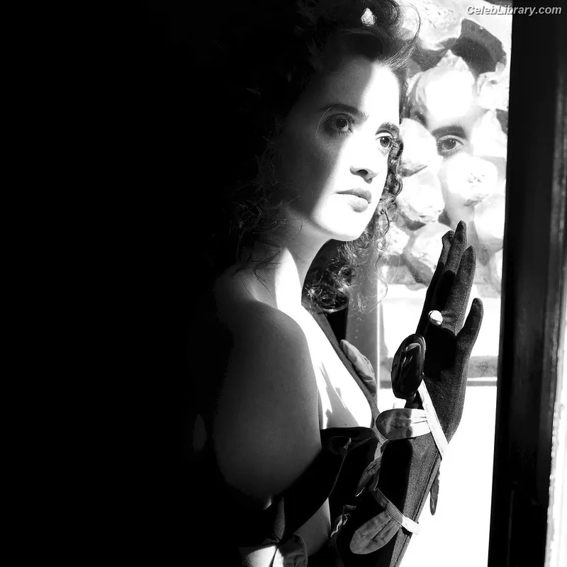 Laura Marano photo 5 of 331