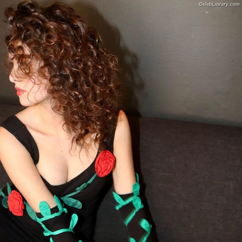 Laura Marano photo 8 of 331