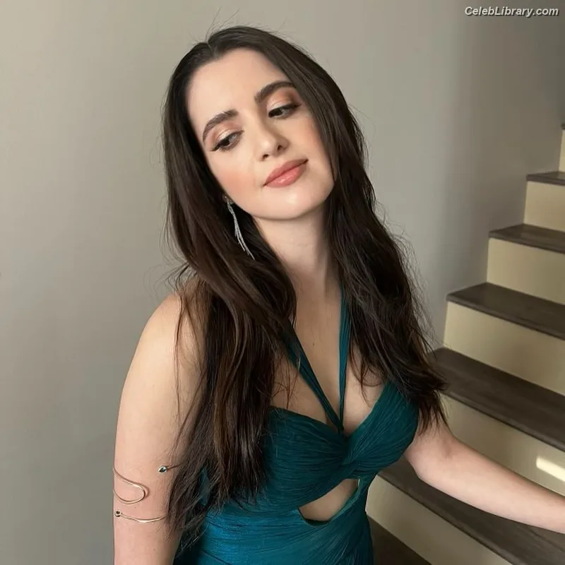 Laura Marano photo 9 of 331