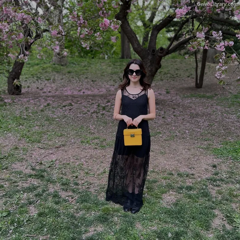 Laura Marano photo 13 of 331