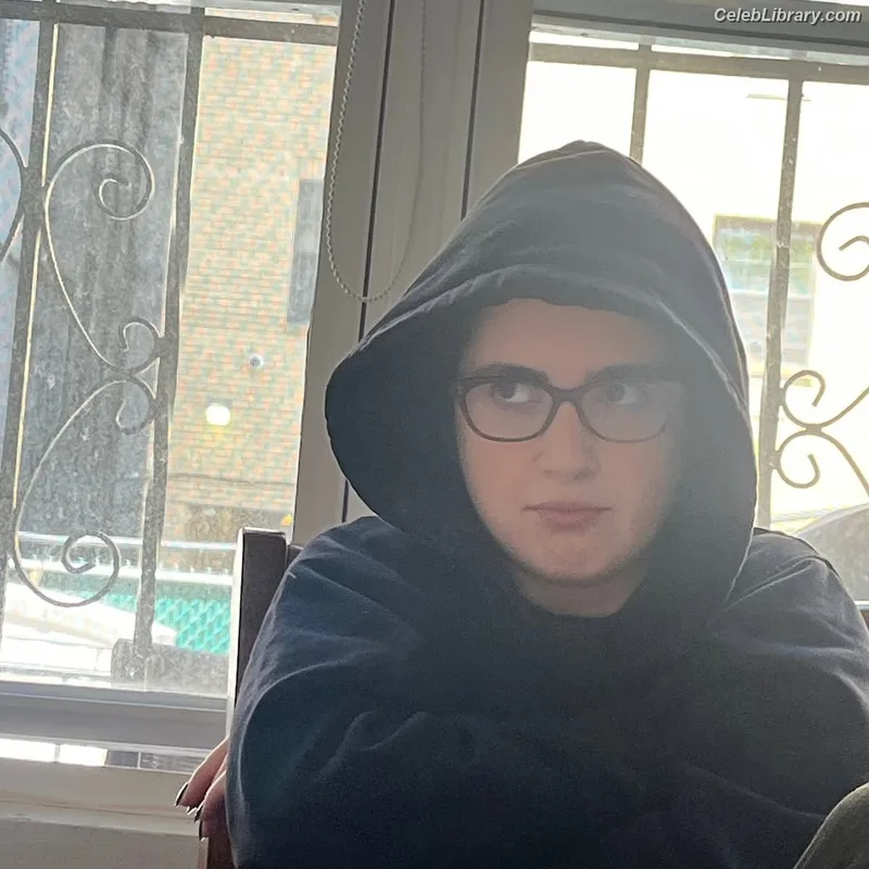 Laura Marano photo 22 of 331
