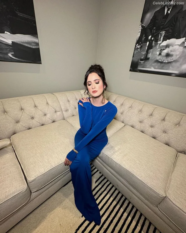 Laura Marano photo 1 of 331