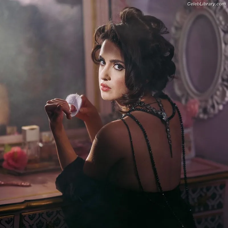 Laura Marano photo 3 of 331