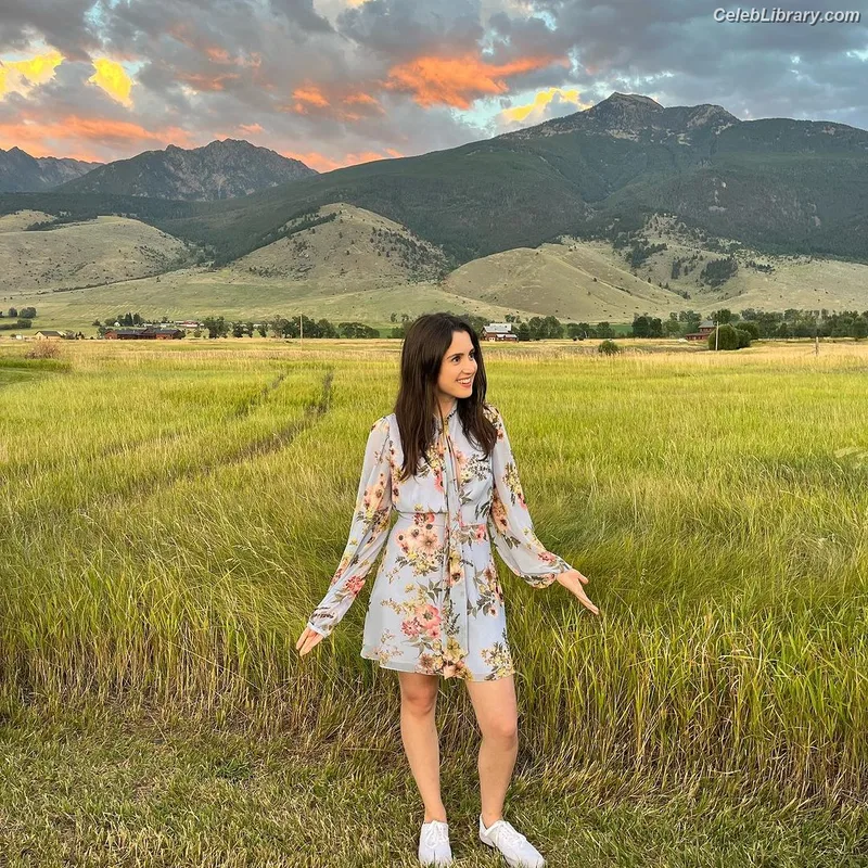 Laura Marano photo 7 of 331
