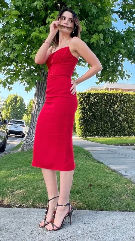 Laura Marano photo 3 of 331