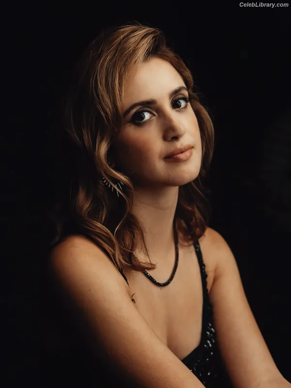 Laura Marano photo 7 of 331