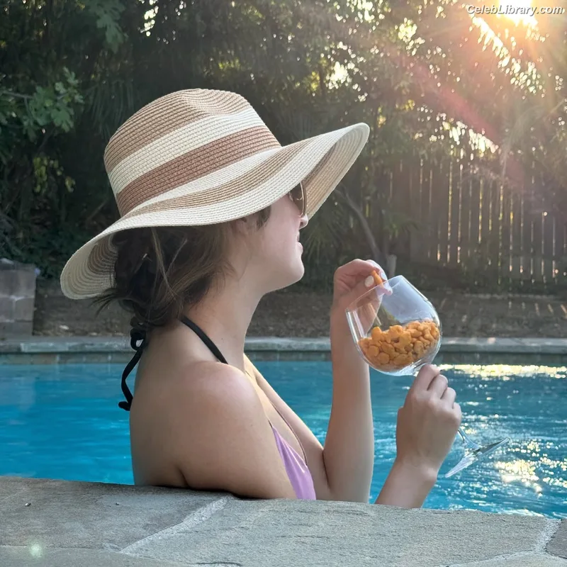 Laura Marano photo 10 of 331