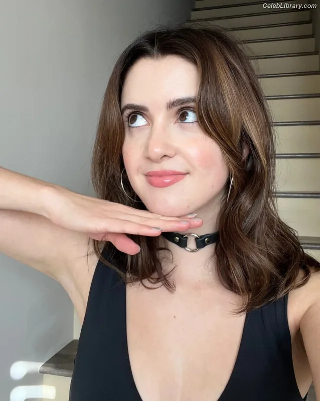 Laura Marano photo 16 of 331
