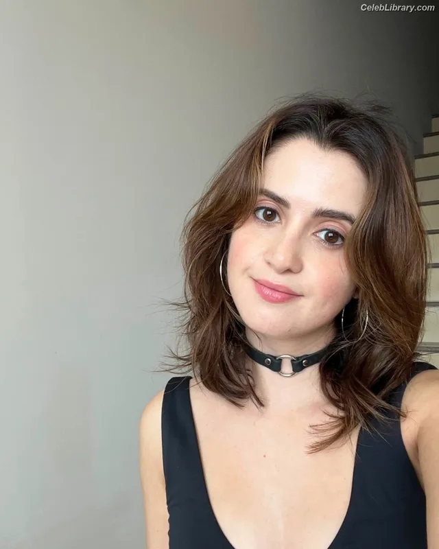 Laura Marano photo 17 of 331
