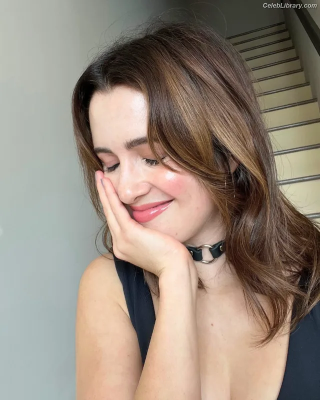 Laura Marano photo 18 of 331
