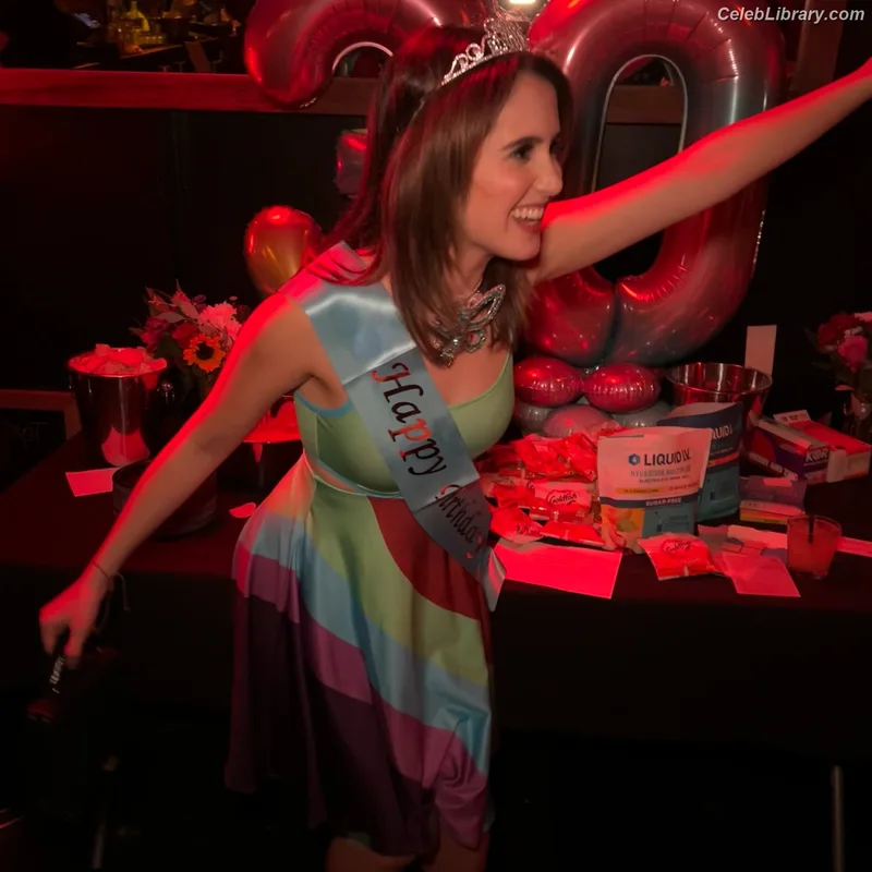 Laura Marano photo 19 of 331