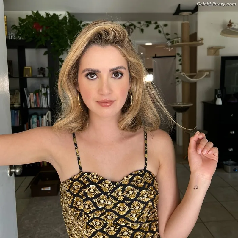 Laura Marano photo 1 of 331
