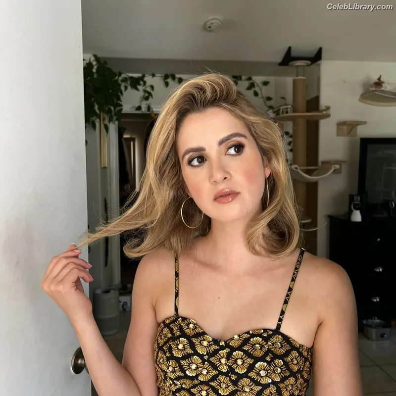 Laura Marano photo 2 of 331