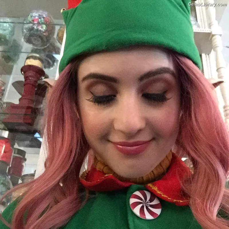 Laura Marano photo 5 of 331