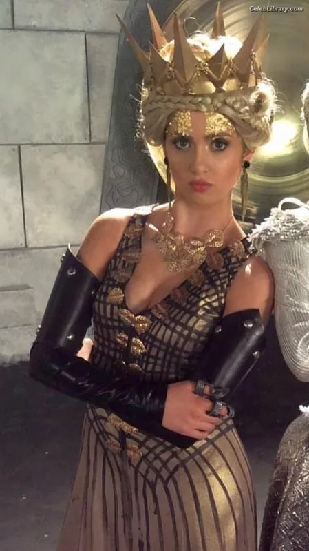 Laura Marano photo 15 of 331