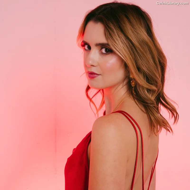 Laura Marano photo 21 of 331