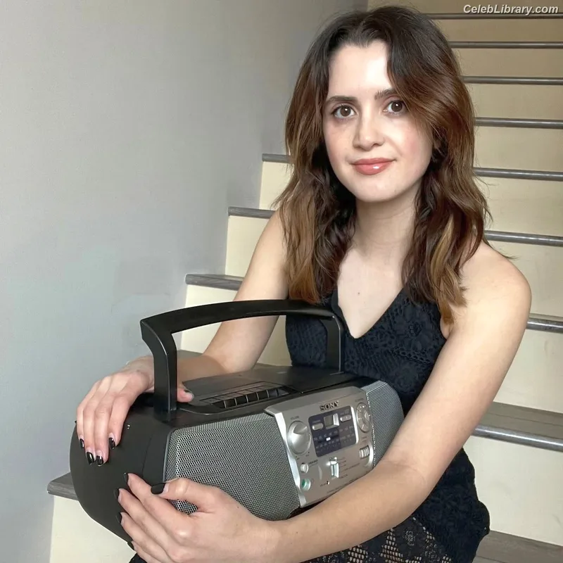 Laura Marano photo 23 of 331