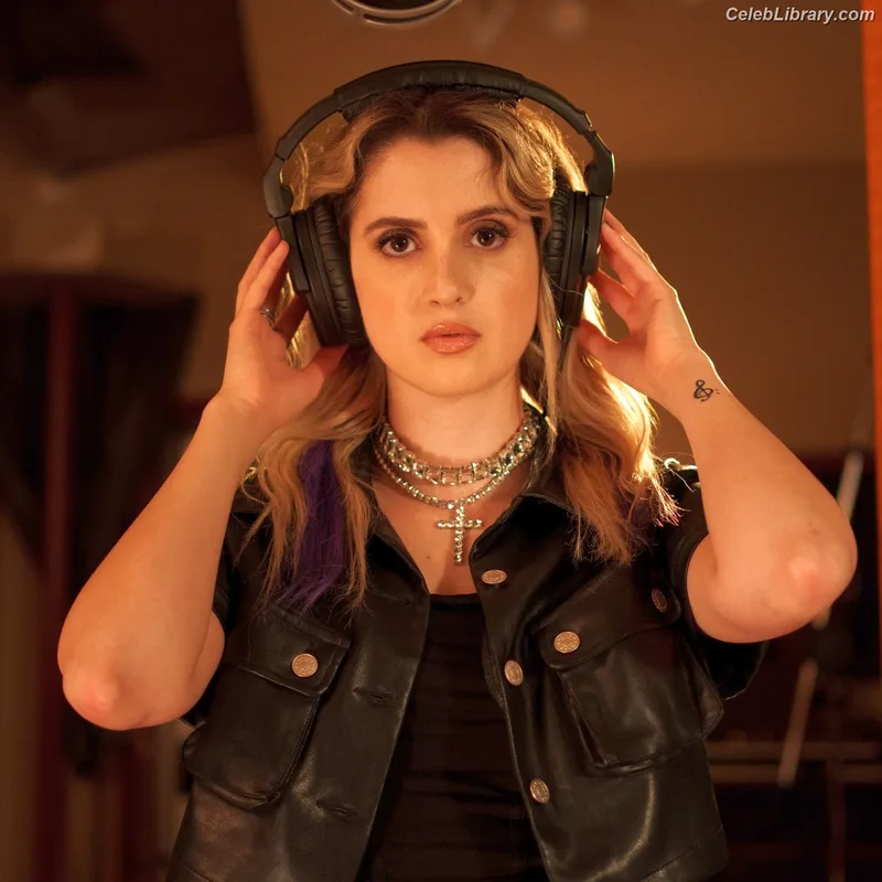 Laura Marano photo 4 of 331