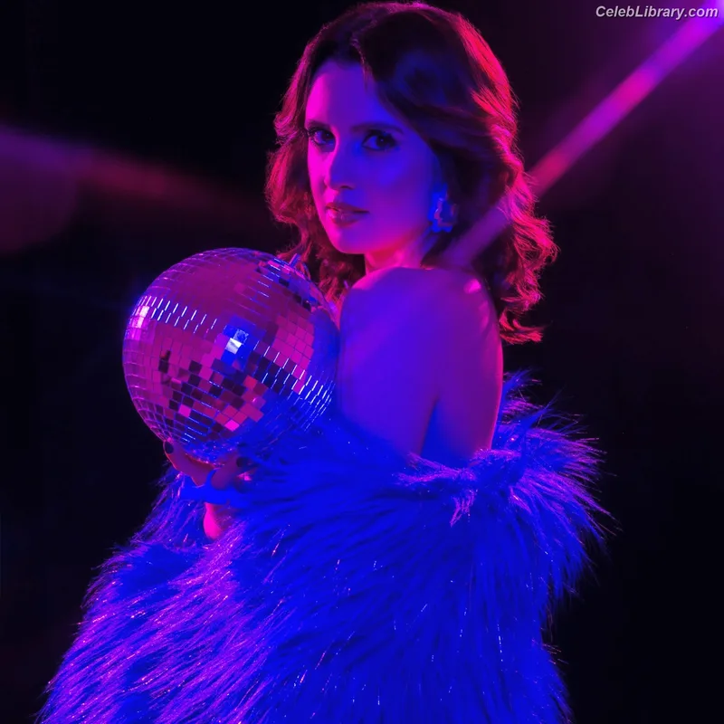 Laura Marano photo 7 of 331