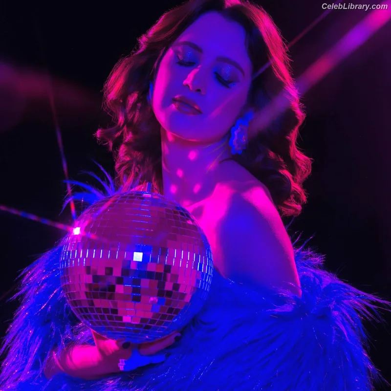 Laura Marano photo 8 of 331