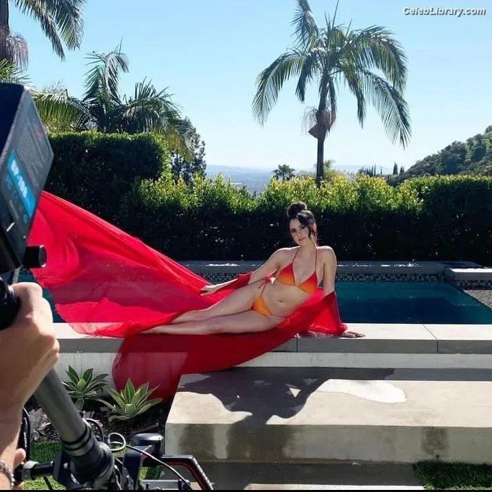 Laura Marano photo 21 of 331