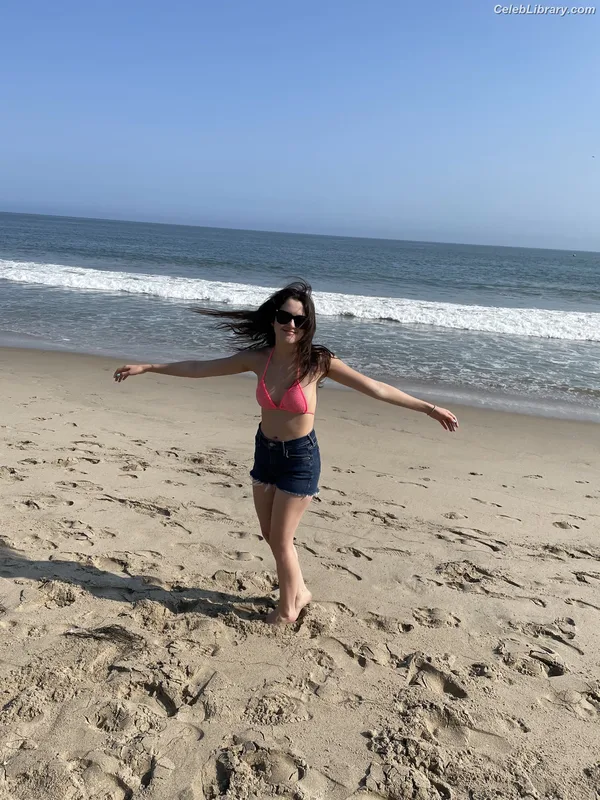 Laura Marano photo 23 of 331