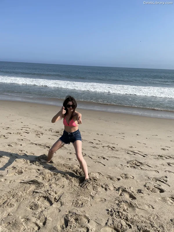 Laura Marano photo 24 of 331