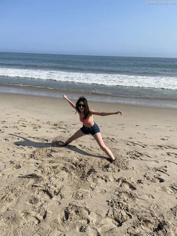 Laura Marano photo 1 of 331