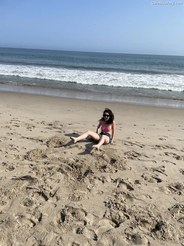 Laura Marano photo 2 of 331
