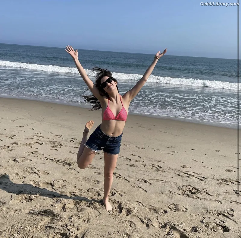 Laura Marano photo 3 of 331