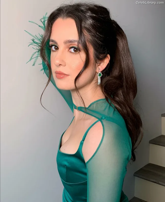 Laura Marano photo 10 of 331